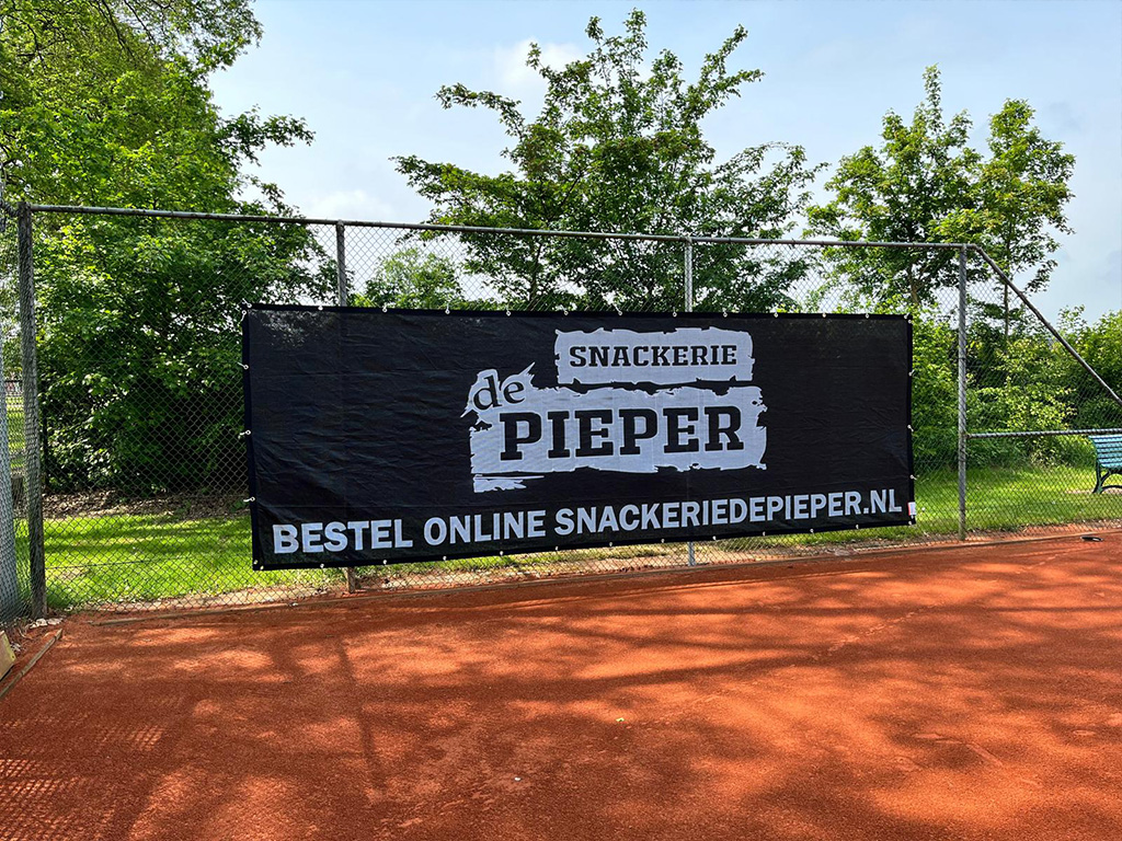 Tenniswinddoeken-windoek-zwart-bedrukt